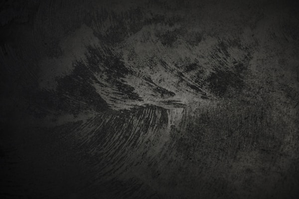 电竞比赛现场，选手专注操作，大屏幕显示游戏画面